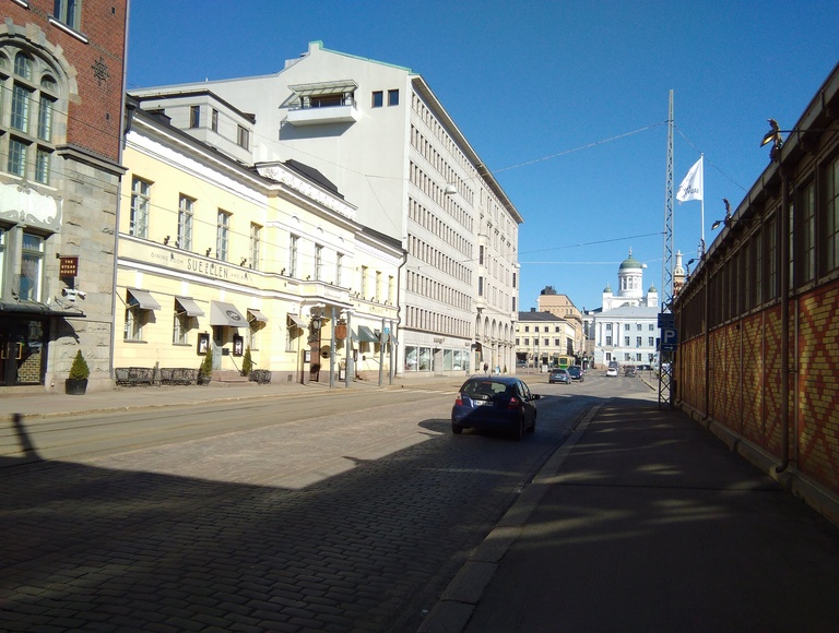 Läntinen Rantakatu (Eteläranta) 16, 18, 20. Taustalla Nikolainkirkko (Helsingin tuomiokirkko) ja Seurahuone (kaupungintalo), Pohjoinen Esplanaadikatu (Pohjoisesplanadi) 11-13 rephoto