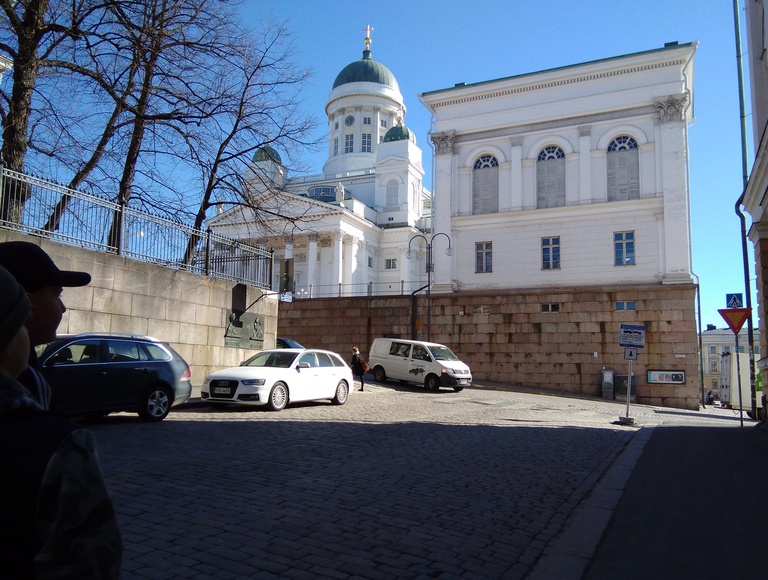 Nikolainkirkko (Helsingin Tuomiokirkko) ja tapulipaviljonki Unioninkadun puolelta Hallituskadun kulmasta nähtynä. rephoto