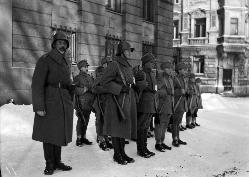 Vänrikki Blomqvistin johtama suojeluskuntapoikien osasto Antinkatu 5:n kohdalla.