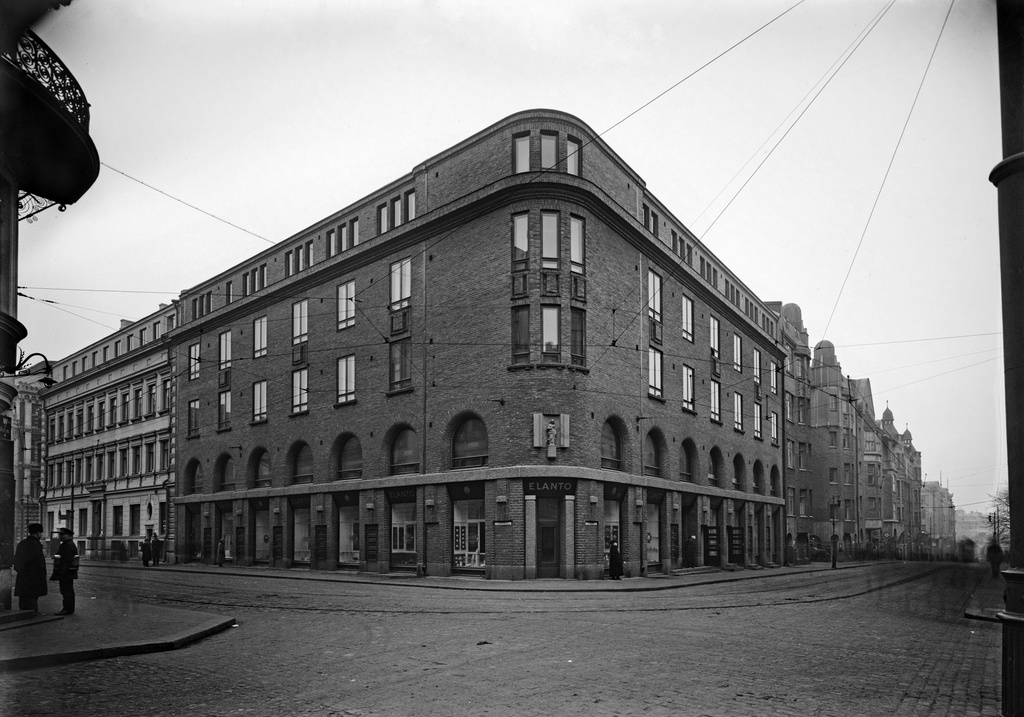 Annankatu 23 - Kalevankatu 13. Väinö Vähäkallion suunnittelemassa ja vuonna 1923 valmistuneessa rakennuksessa on toiminut mm. Elannon sekatavaramyymälä.