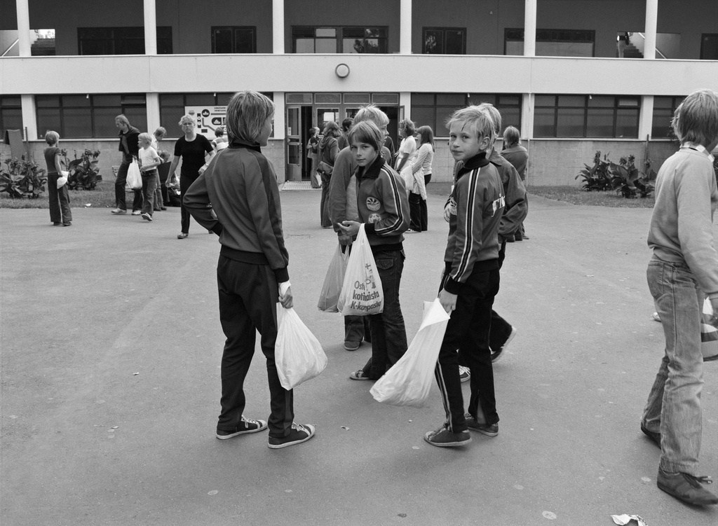 Koululaisia uimastadionin edustalla.