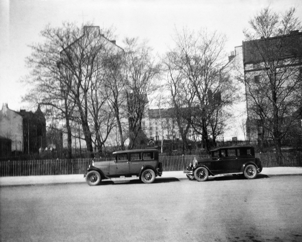 Henkilöautoja Turuntie 19:n kohdalla (Mannerheimintie 19).