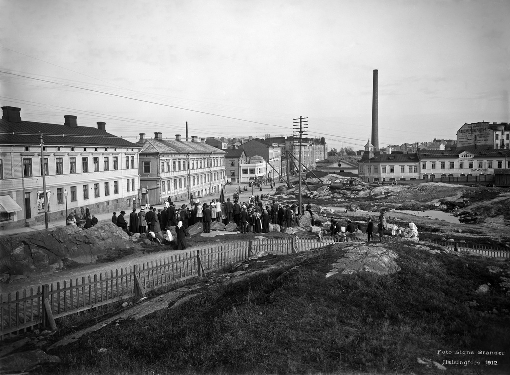 Toinen linja 9, 7, 5, 3, 1.  Kallioilla Pelastusarmeijan kokous.