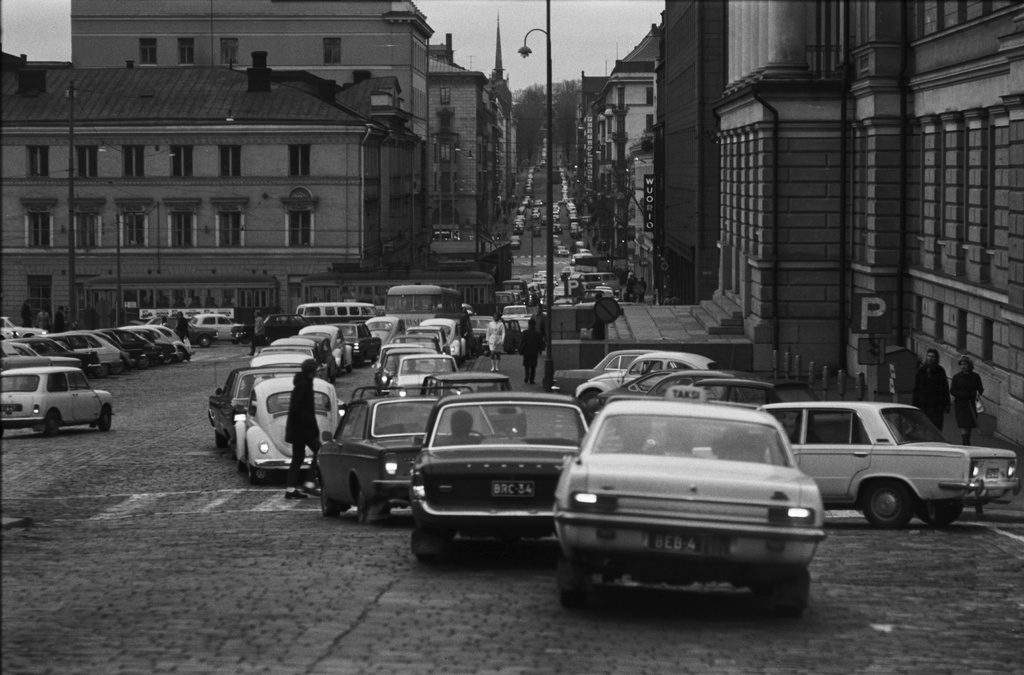 Kluuvi Unioninkatu 34 Ruuhkaliikennettä Helsingin yliopiston päärakennuksen edustalla Unioninkadulla