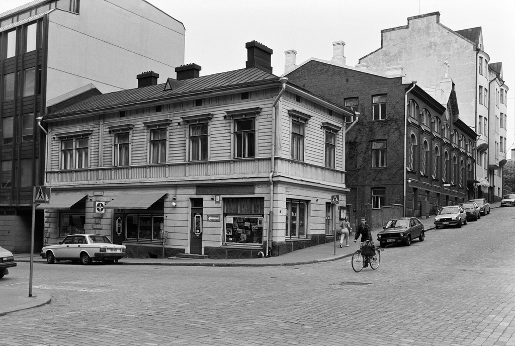 Puutalo Pienen Roobertinkadun ja Korkeavuorenkadun kulmauksessa