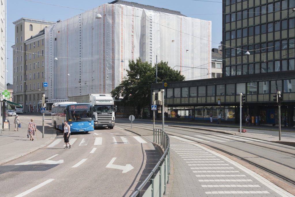 Hämeentie, raitiovaunupysäkki, Hämeentie 35 paketissa.