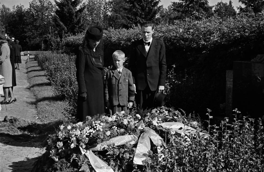 Pohjoinen hautausmaa (= Malmin hautausmaa). Kaksivuotiaana kuolleen Paavo Skarinin vanhemmat ja isoveli seisovat hautakummun äärellä.