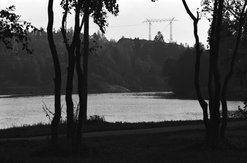 Näkymä Pikkukosken uimarannan liepeiltä Oulunkylän Veräjämäestä Vantaanjoen vastarannalle Viikinmäkeen, jossa voimajohtolinja Viikinjyrkällä.