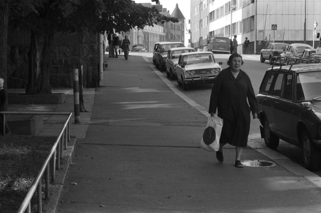 Punavuorenkatu 6-8. Näkymä Snellmanin koulun edestä Punavuorenkadun alkupäästä lounaaseen Albertinkadun suuntaan.