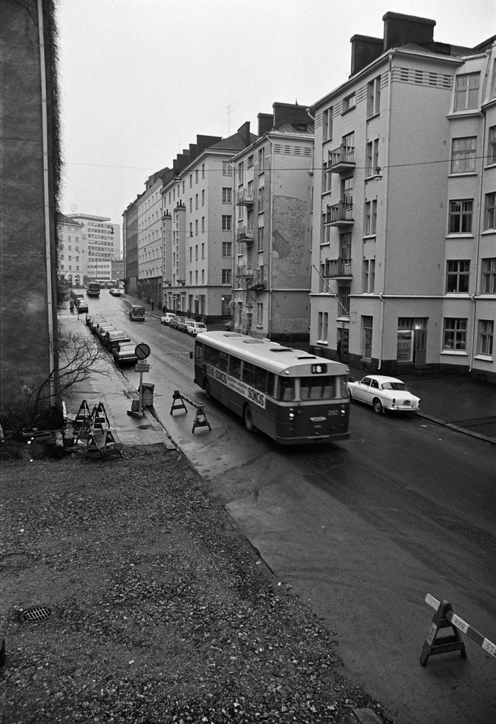 Hietaniemenkatu 2, 4, 6, 8, 10. Taustalla Runeberginkatu 13 / Pohjoinen Rautatiekatu 23 ja Eteläinen Rautatiekatu 10. Etualalla linja-auto numero 18. Hietaniemenkatu 8 on huomattavan ränsistynyt.
