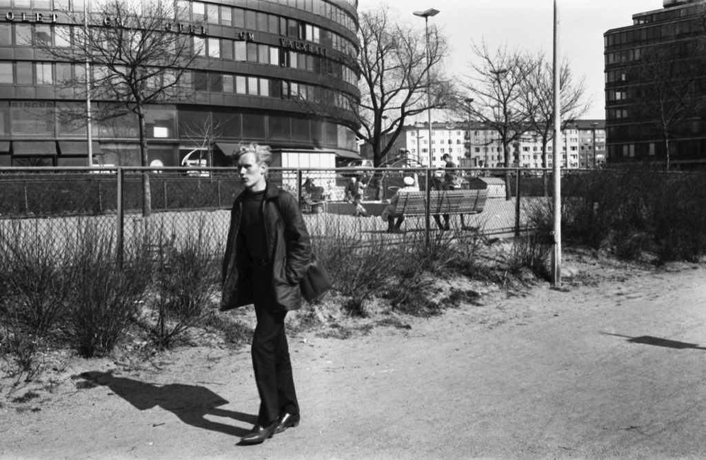 Mies kävelemässä Eläintarhanlahden rannalla