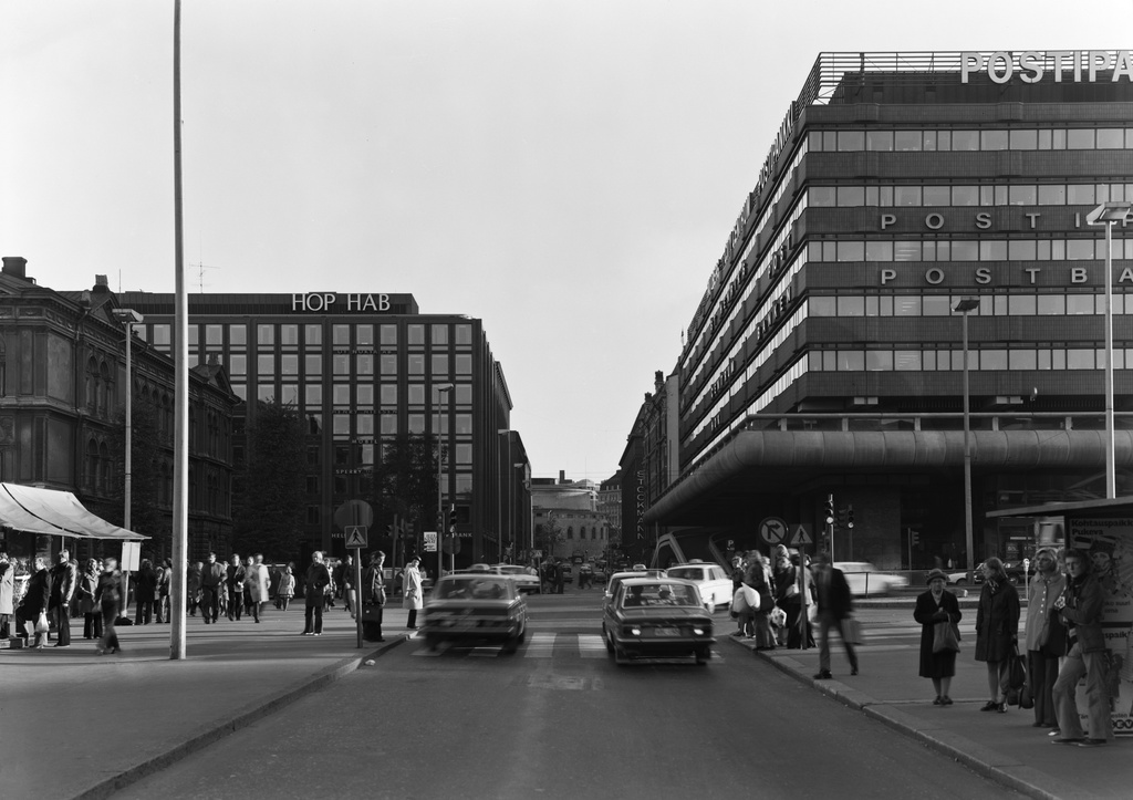 Keskuskatua nähtynä Rautatientorin ja Rautatieaseman välistä, Vas