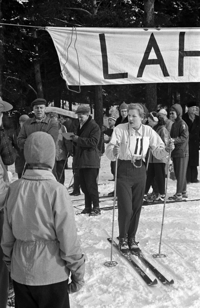 Hiihtäjä, hiihtokilpailujen lähdössä Ruskeasuon liikuntapuistossa / Keskuspuistossa.
