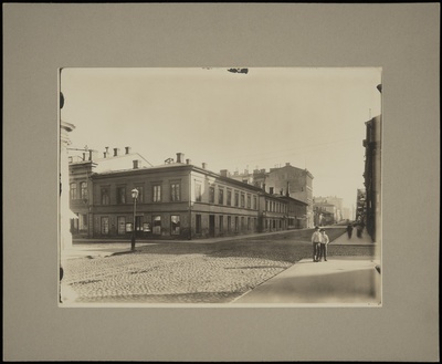 Näkymä Aleksanterinkadun ja Mikonkadun risteyksestä itään, kadun vasemmalla puolella Aleksanterinkatu 13 (- Mikonkatu 5, omistaja J. F. Lindqvist), 11, 9.  duplicate photo