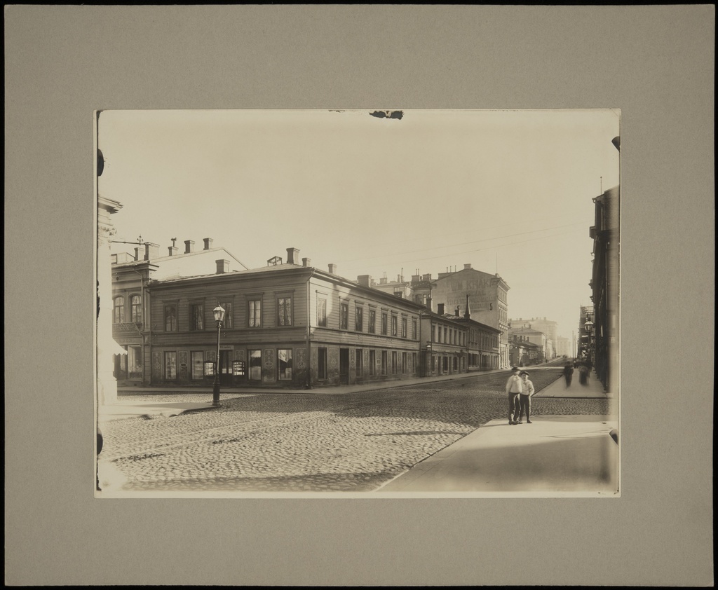 Näkymä Aleksanterinkadun ja Mikonkadun risteyksestä itään, kadun vasemmalla puolella Aleksanterinkatu 13 (- Mikonkatu 5, omistaja J. F. Lindqvist), 11, 9.