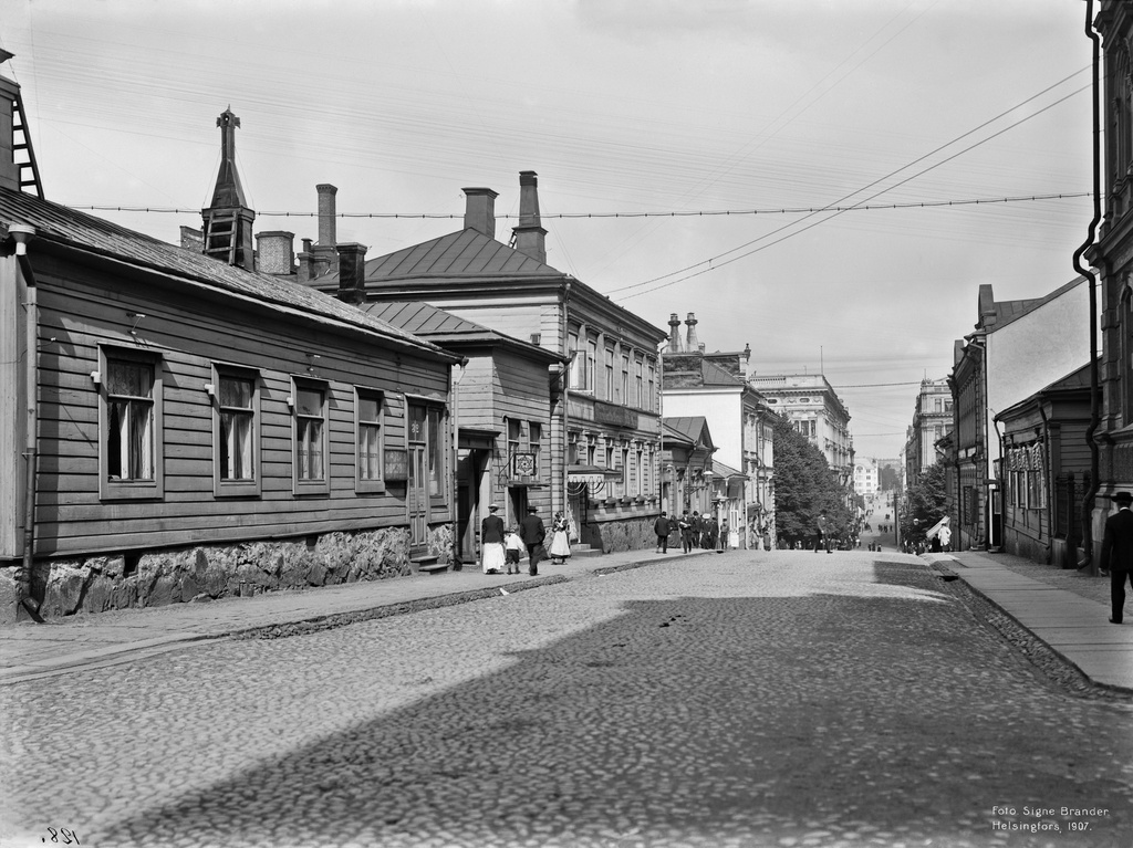 Korkeavuorenkatu 32, 34, 36.