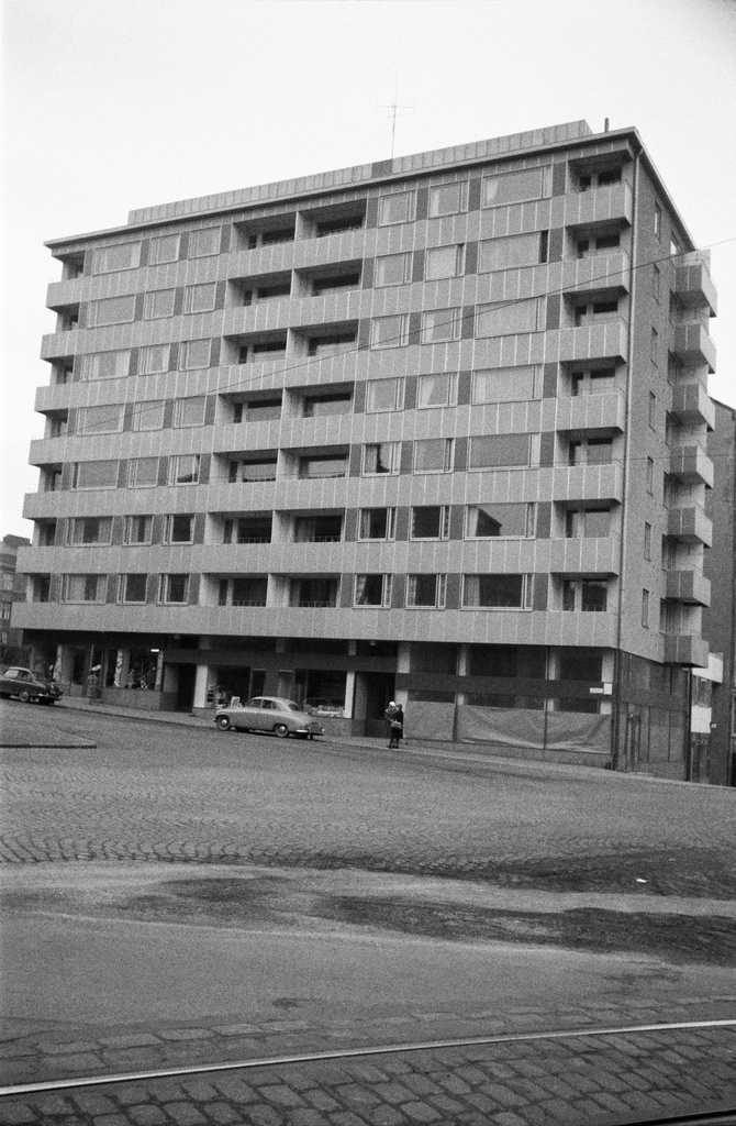 Porthaninkatu 13 (Viides linja 9) kuvattuna lännestä
