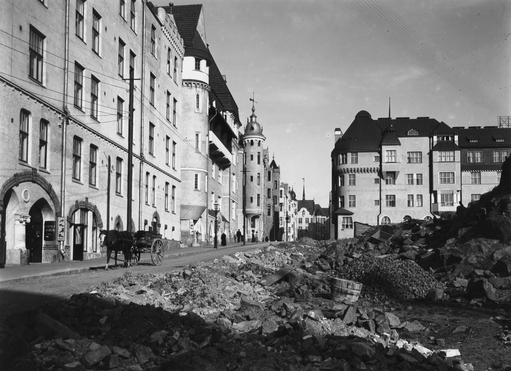 Luotsikatu 3, 5, 7 - Katajanokankatu 3.