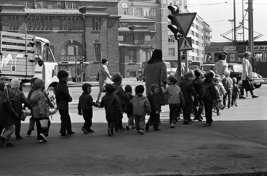 Päiväkotilapsia kävelemässä Säästöpankinrannasta takaisin päiväkotiin