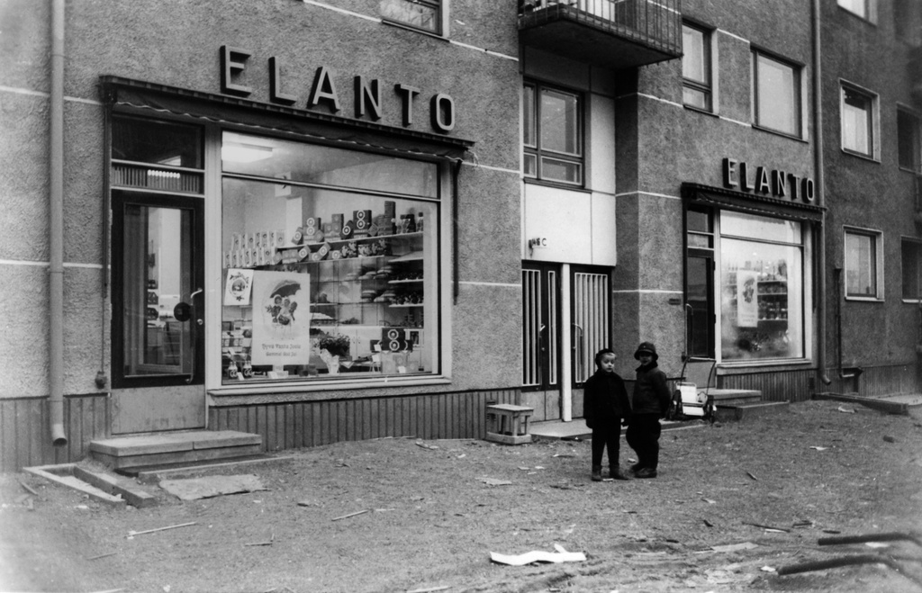 Lapsia Elannon myymälän edustalla, Orioninkatu Hermannissa. Elanto-lehden kuva.
