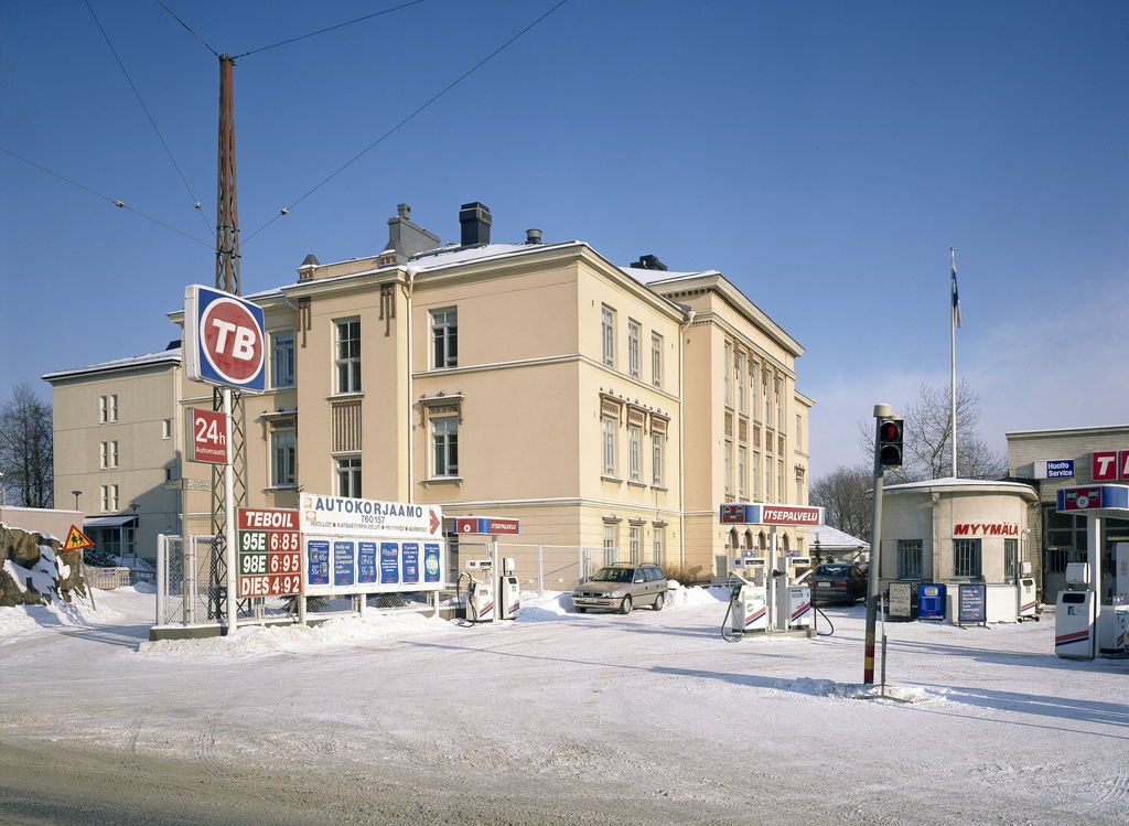 Oy Teboil Ab:n huoltoasema, Hämeentie 55. Taustalla Helenan vanhainkoti.