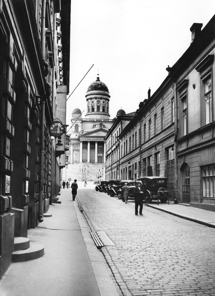 Sofiankatu 2, 4, 3.  Taustalla Tuomiokirkko.