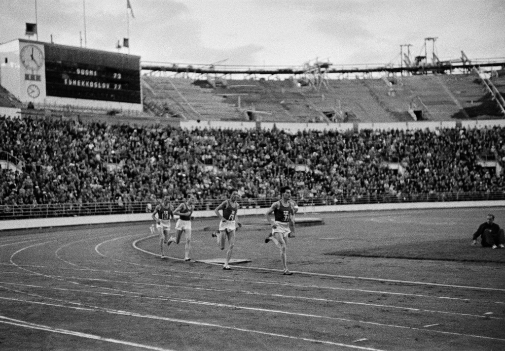Helsingin Olympiastadion, yleisurheilun maaottelu Suomi-Tsekkoslovakia, juoksukilpailu