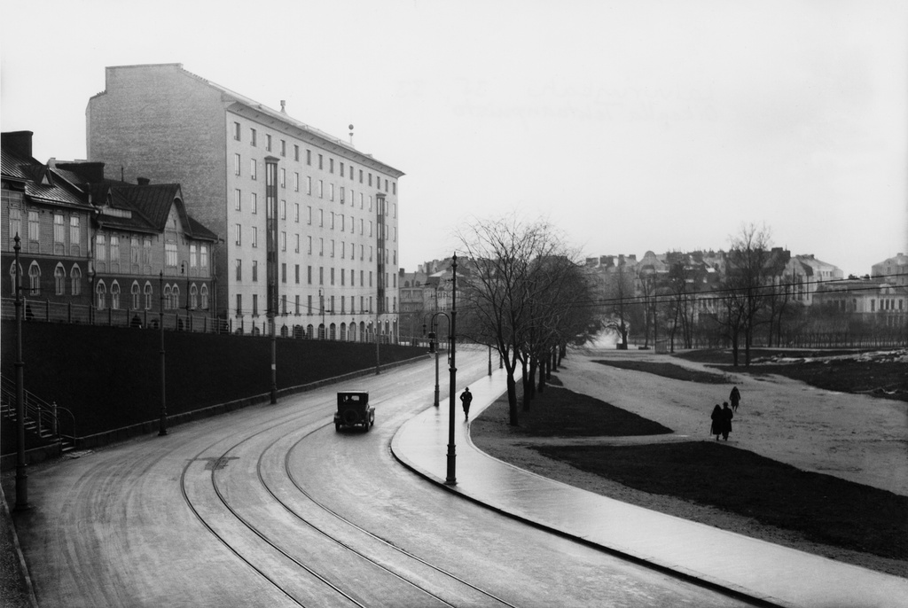Laivurinkatua Tehtaanpuiston kohdalla, Laivurinkatu 35, 33. Taustalla Eiraa.