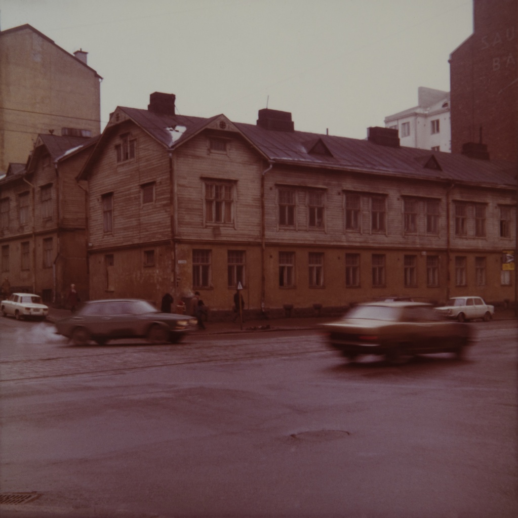Helsinginkadun ja Fleminginkadun risteyksessä vanha kaksikerroksinen puurakennus, Fleminginkatu 16 - Helsinginkatu 18. Puurakennukset purettiin, kun alkoi vuonna 1972 valmistuneen kivisen monikerroksisen asuintalon rakentaminen.
