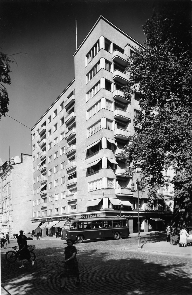 Unioninkatu 39, Liisankatu 29. Rakennuksen kuudennessa kerroksessa Tyyne Savian valokuvaamon mainoskirjaimet.