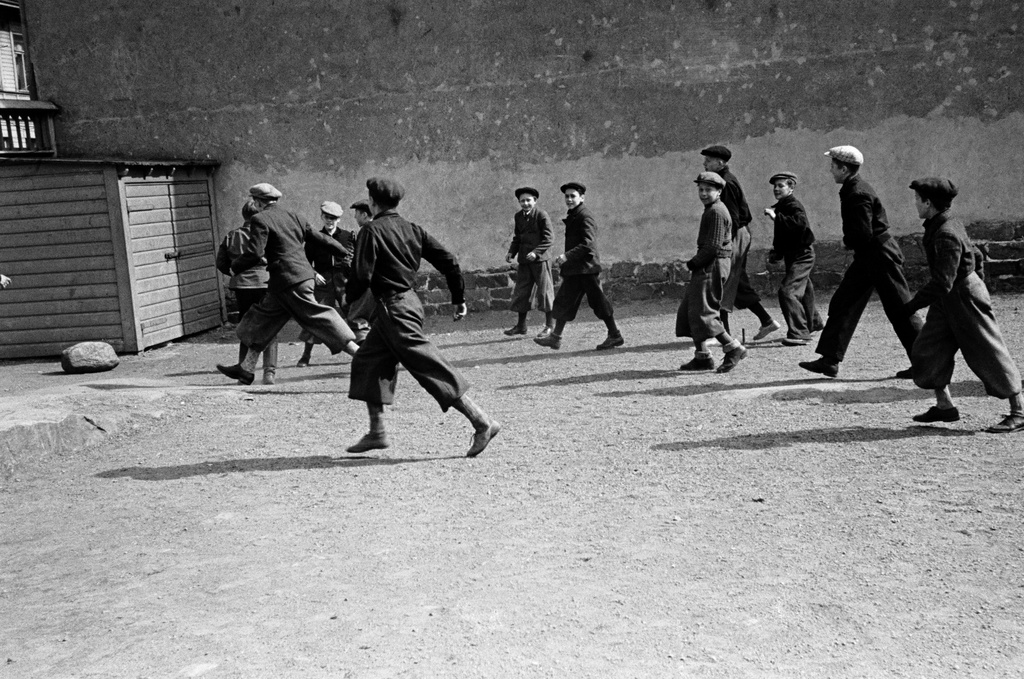 Helsingin kaupungin poikien ammattikoulun oppilaita välitunnilla pihalla.