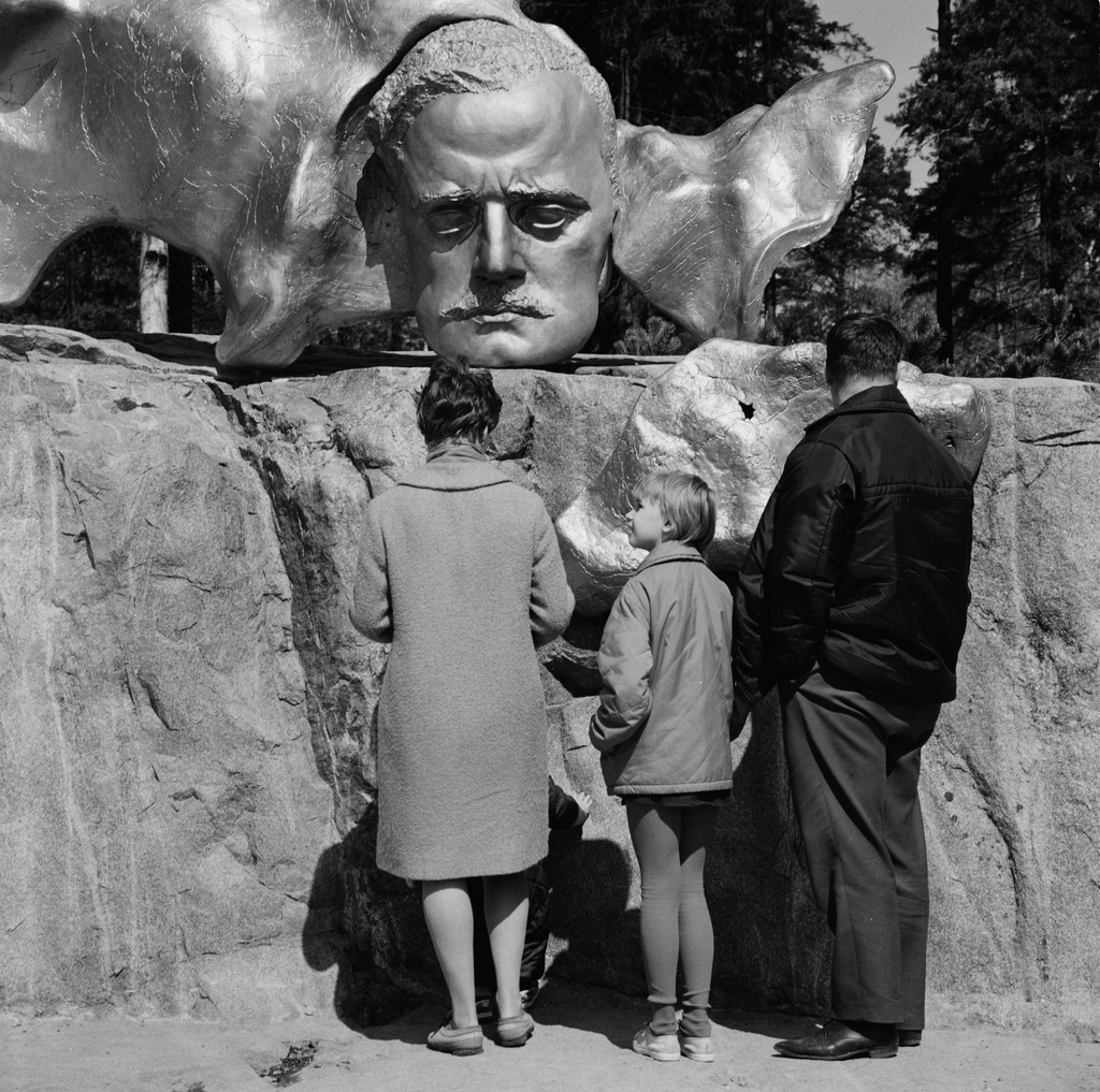Matkailijoita katsomassa Sibelius-monumenttia Sibeliuksen puistossa. Kuvanveistäjä Eila Hiltunen.