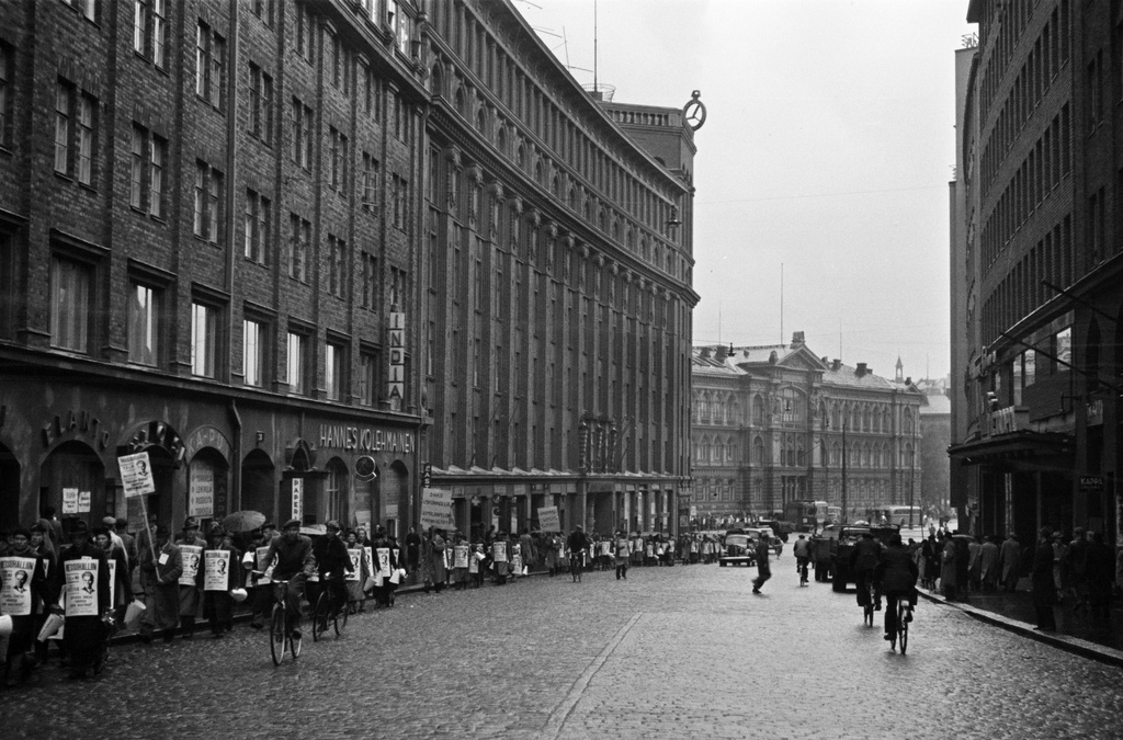 Jehovan todistaja, insinööri Kaarlo Hartevan esitelmää mainostava kulkue