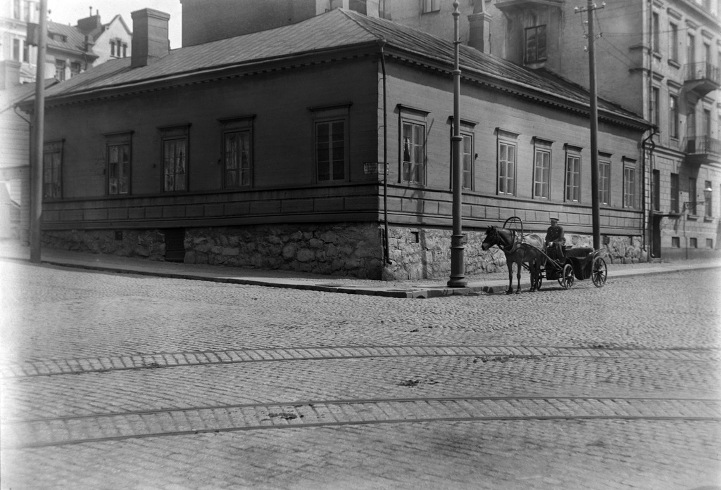 Elisabetinkatu (Liisankatu 21) - Nikolainkatu (= Snellmaninkatu) 27.