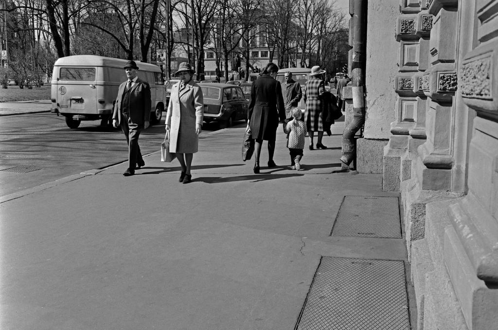 Jalankulkijoita Pohjoisesplanadilla 7.5.1971 klo 10.50.