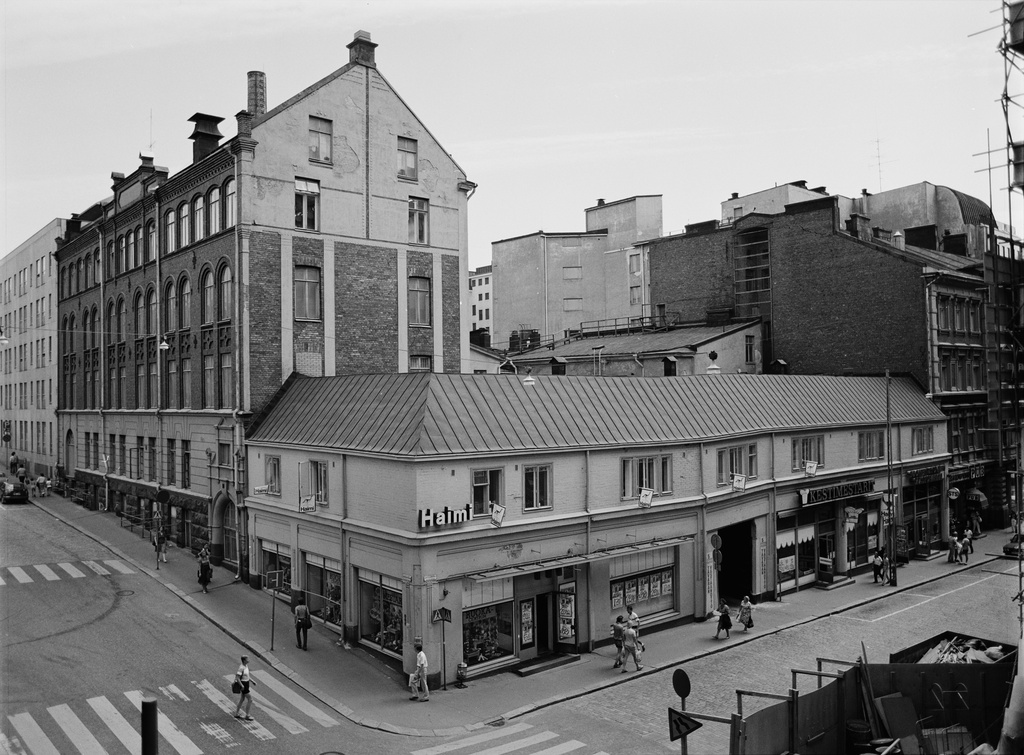 Hallituskatu 10, nykyinen Yliopistokatu 6.  Kluuvikatu 5, nykyinen Kluuvikatu 7.