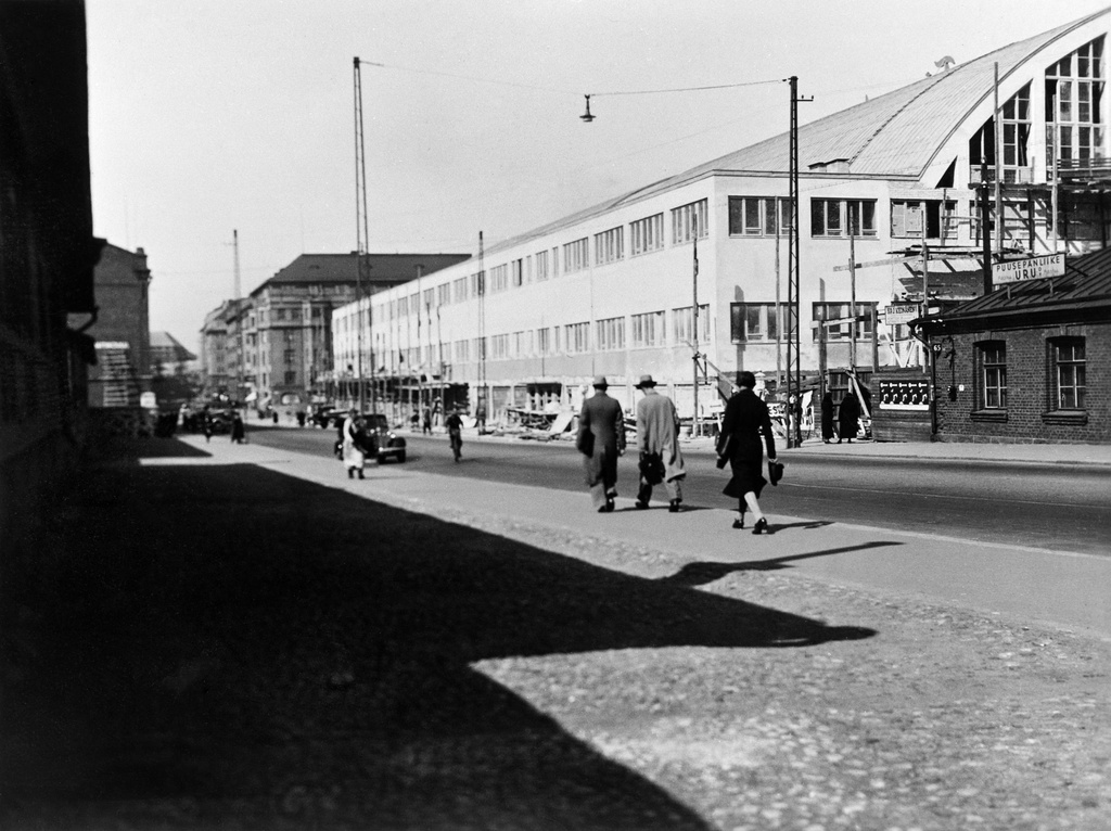 Fredrikinkatu 65. Keskellä vuonna 1937 valmistunut Tennispalatsi, oikealla tiilirakennuksessa Puusepänliike Uru.