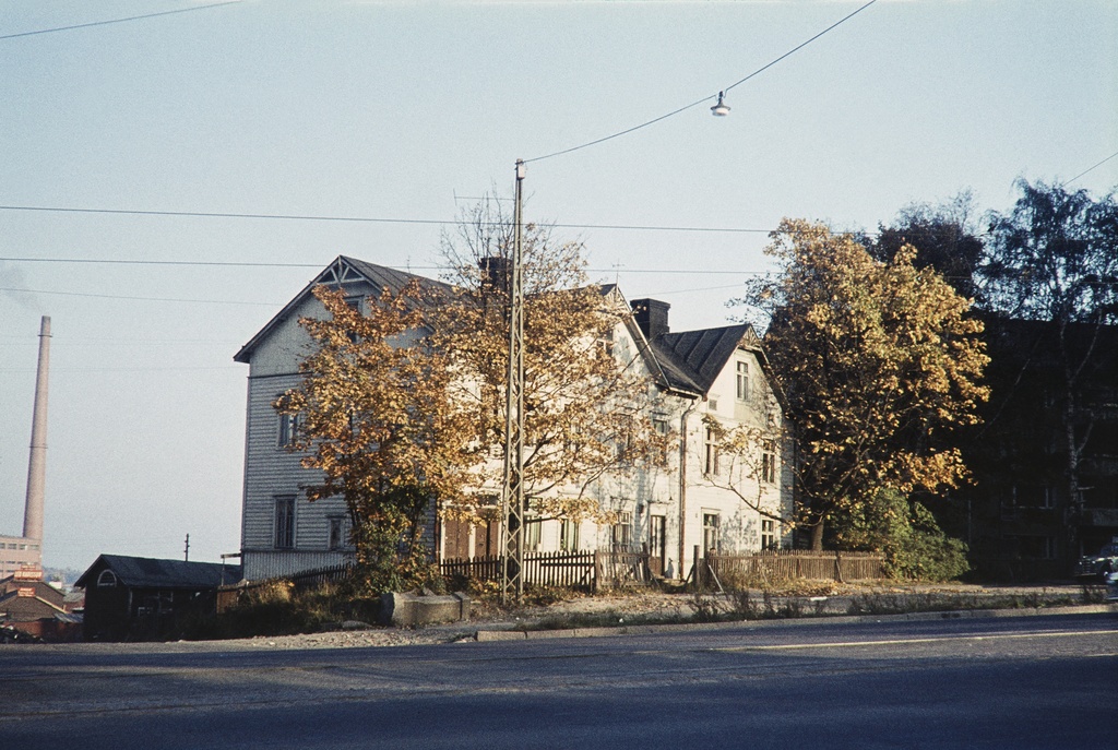 Asuinrakennus Hämeentien ja Haukilahdenkadun kulmassa, Hämeentie 101. Taustalla Kyläsaaren jätteenpolttolaitos