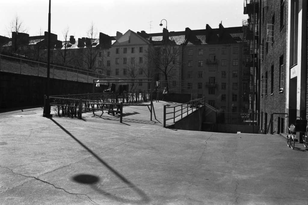 Helsinginkatu 12. Näkymä Helsinginkatu 12:n talon Aadolfinkadun puoleiselle, kevätauringossa kylpevälle sisäpihalle