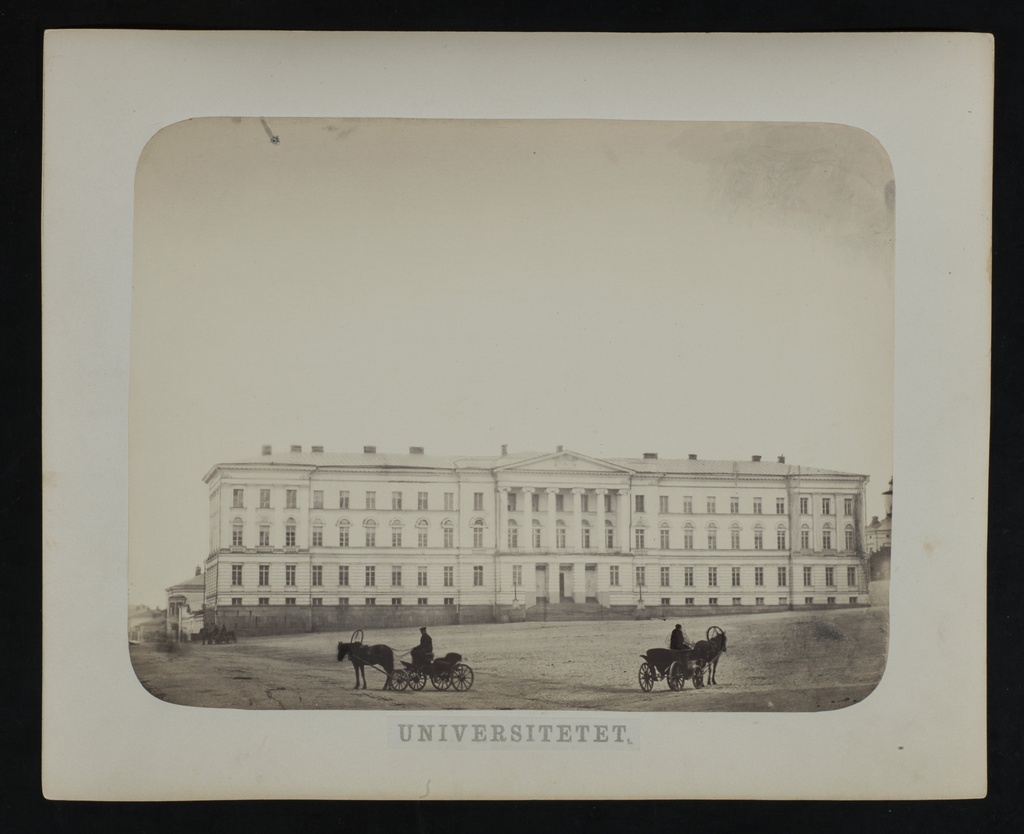 Aleksanterin yliopisto (Helsingin yliopisto) Senaatintorin länsireunalla, rakennuksessa alkuperäiset ikkunat