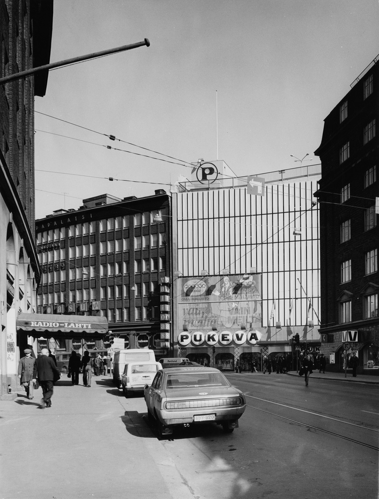 Kaisaniemenkatu 5, 7, Vuorikatu 7. Pukevan uusi tavaratalo, aikaisemmin paikalla oli punatiilirakennus, joka purettiin 1970.