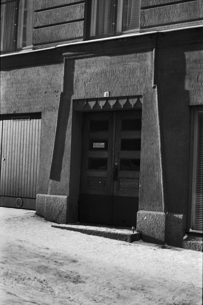 Meritullinkatu 24. Meritullinkatu 24:n rakennuksen ulko-ovi.