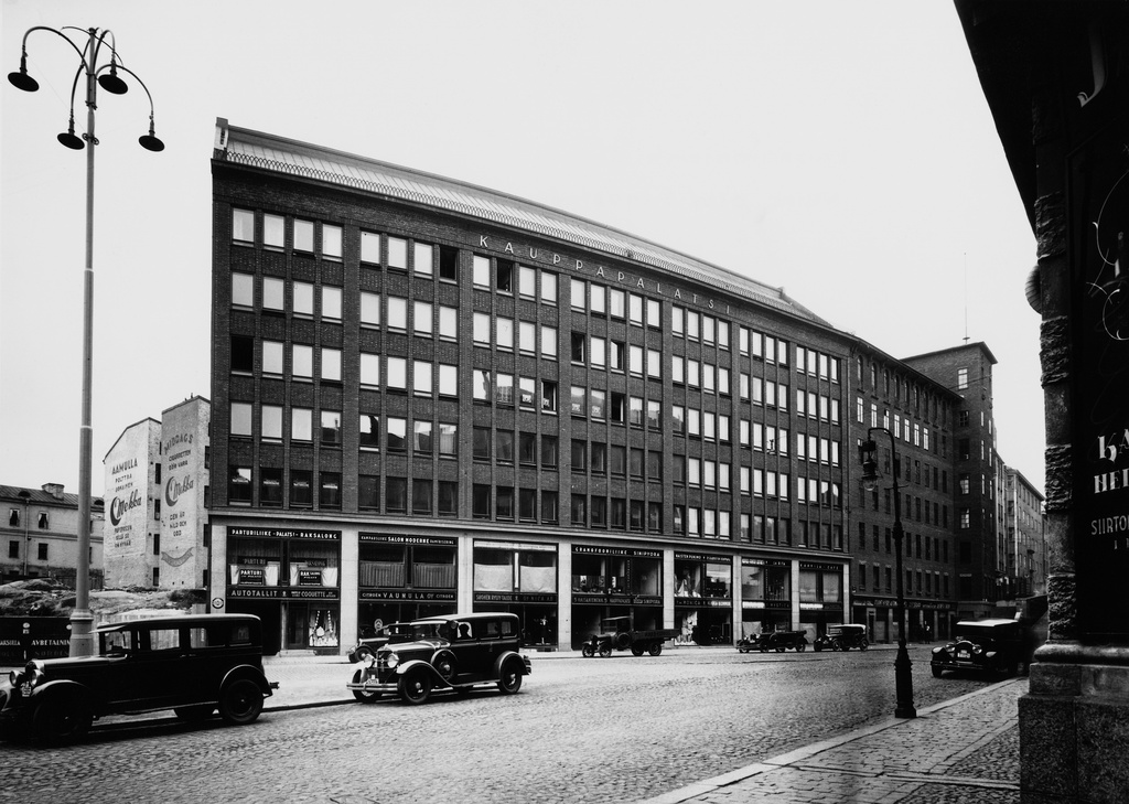 Kauppapalatsi, Kaisaniemenkatu 7, takana Kaisaniemenkatu 5.