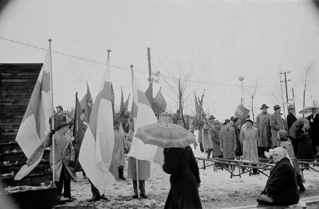 Työväen vappujuhla lumi- ja räntäsateessa Kaisaniemen kentällä 1957.