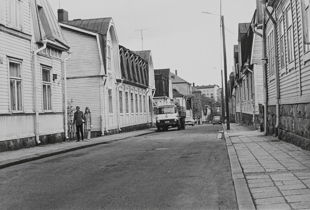 Vallilantie nähtynä Mäkelänkadulle päin. Kuorma-auton kohdalla oleva rakennus vasemmalla on osoitteessa Vallilantie 21.