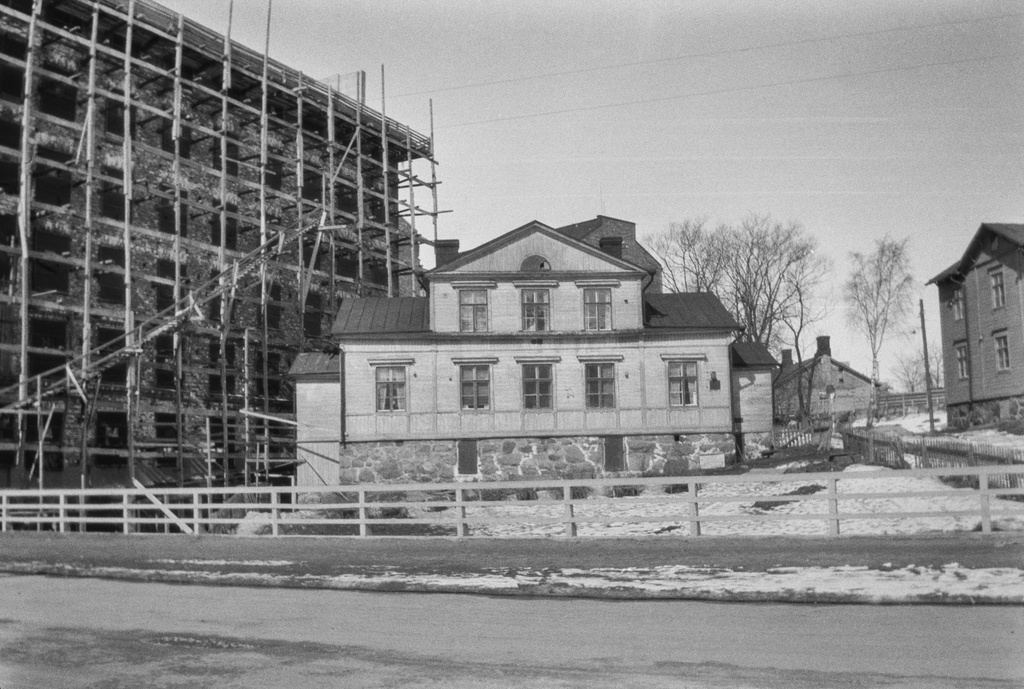 Taivallahti 1, puurakennus, nykyinen Pohjoinen Hesperiankatu 17. Takana rakenteilla vuonna 1928 valmistunut kerrostalo Runeberginkatu 49.