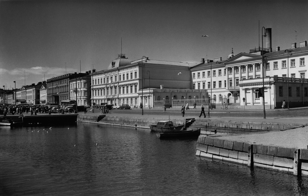 Pohjoisesplanadi (Pohjoinen Esplanadikatu) 1-11. Edessä Linnanallas.