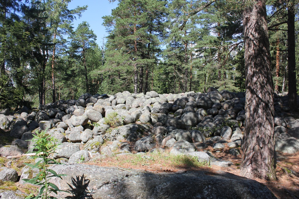 Jääkautinen kivikasa Rastilan leirintäalueen läheisyydessä.