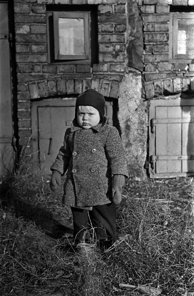 Lastenkodinkatu 2-10. Lapsi leikkimässä pihalla, todennäköisesti ns