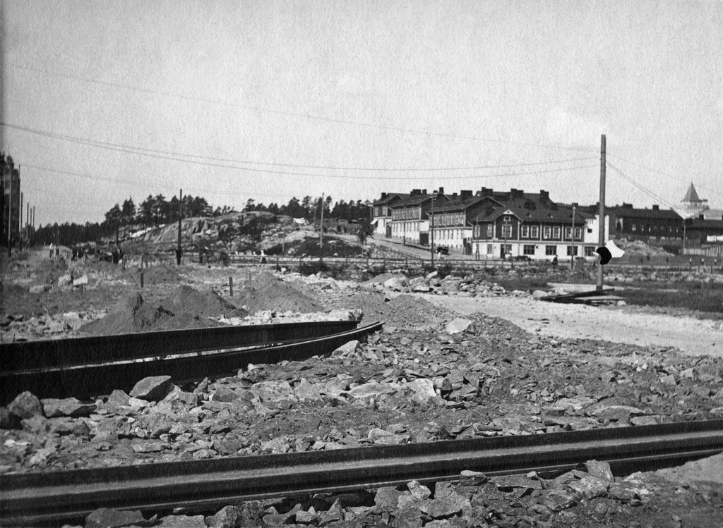 Raitiotien pohjan rakennustöitä Helsinginkadun ja Brahenkadun risteyksessä